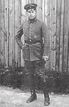 Haditechnika-történet 21. ábra. Wolff százados, léghajóparancsnok szörnyeteg elől. A hajó nagyon alacsonyan lebeg a föld felett. Előttem feltűnik egy templomtorony, és háztetők.