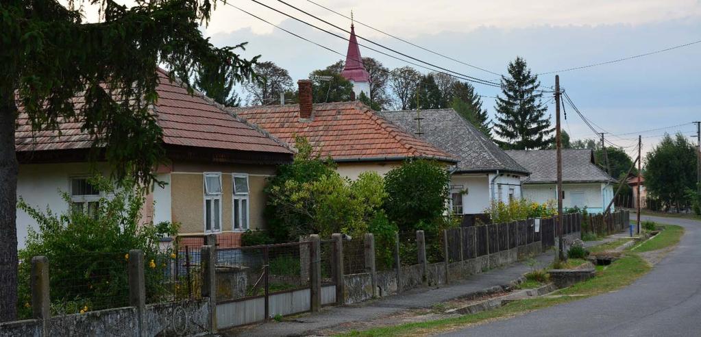 Alsógagy utcaképein az oldalhatáros beépítettségű, előkertes lakóházak
