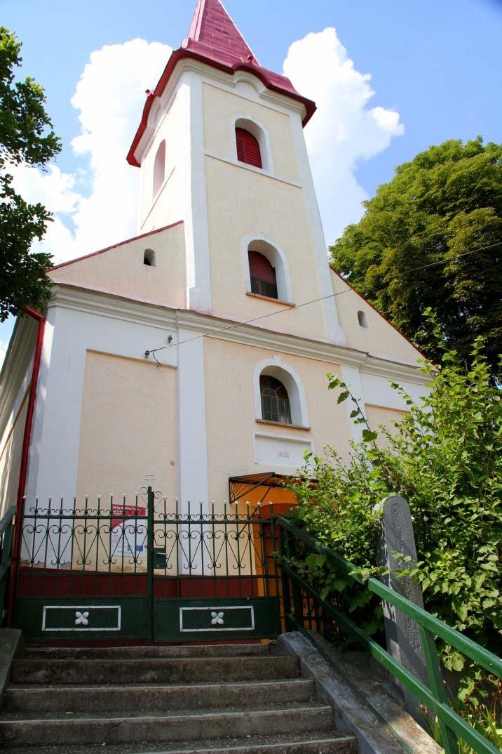 Az épületek előkertesek, a telkek oldalhatárai mentén