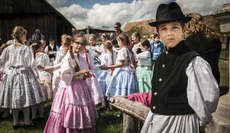 MOZI // FILMKALAUZ AZ ELMÚLT 2 HÓNAP PREMIERFLIMJEI 18 MOZI // FILMKALAUZ AZ ELMÚLT 2 HÓNAP PREMIERFLIMJEI 19 A kör 50 The Circle. szín. mb. am. thriller 110 p. 2017. R.: James Ponsoldt. Fsz.