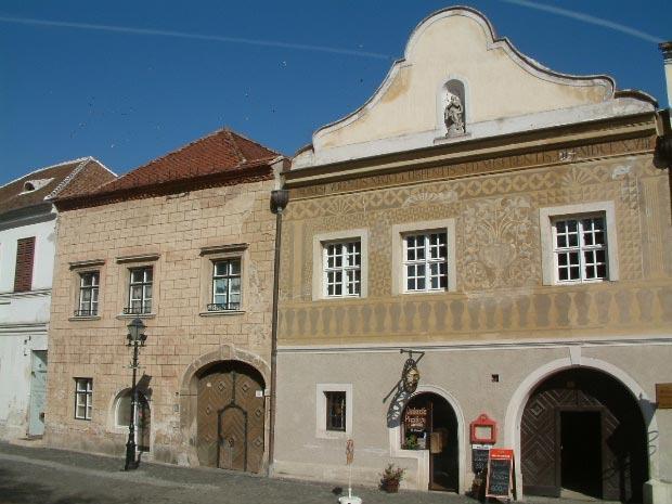 JURISICS TÉR 7., SGAFITTOS-HÁZ, GARABONCIÁS Az épület fő értékét azonban a Jurisics tér 14. sz.