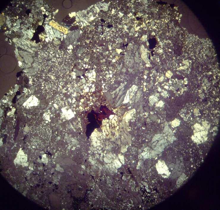 NIPR gyűjtemény KONDRITOS METEORITEK 25. FOTÓ LL5 KONDRIT [ALLAN HILLS 78109] Porfíros-porfiroklasztos szövetű minta.