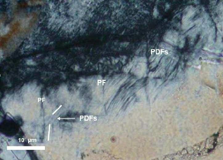 A bemutatott képen a PDF lemezek négyféle irányultságúak (4 köteg). A PDF-eken kívül lemezes törések (PF, planar fractures) is megfigyelhetőek a képen.