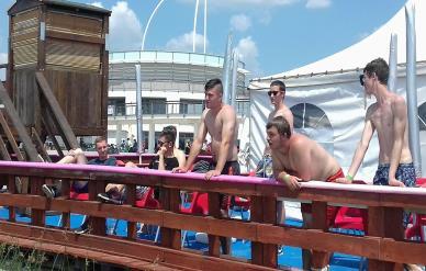 Miután libegőztek a János-hegyen, és ellátogattak a Sziklakórházba, ők is