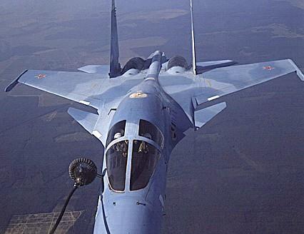 a korai prototípusok még kis méretű gerinccel rendelkeztek a T-10V-3-tól viszont már a szériagépeknél is alkalmazott hatalmas farokkúp látható Mindezek a változások azt eredményezték, hogy a gép