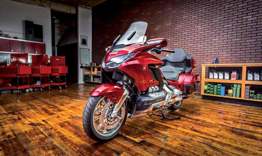A Gold Wing Tour kivitelhez alapáron kínáljuk a távirányítóval nyitható, hidraulikus fedéltartó teleszkópokkal ellátott hátsó dobozt.