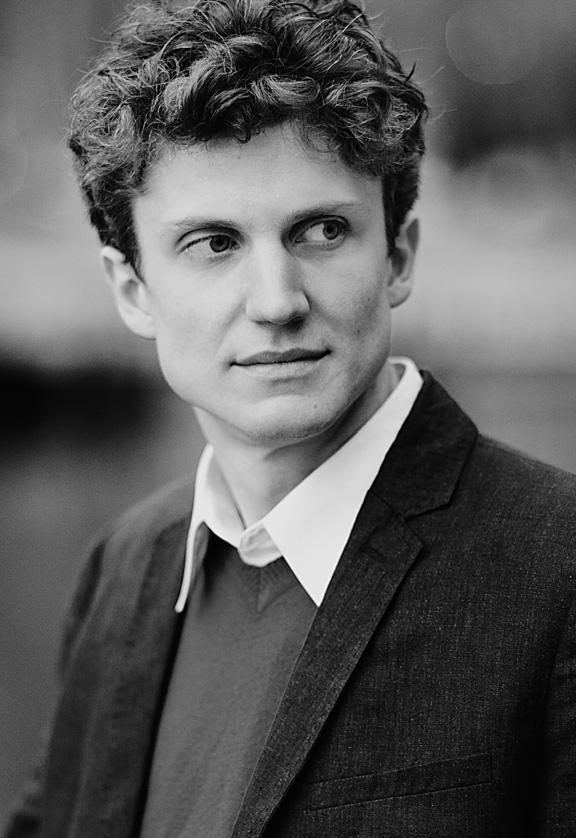 2015ben a Nemzeti Filharmonikusok tagsága az Év Művészének választotta. Három gyermek boldog édesapja.