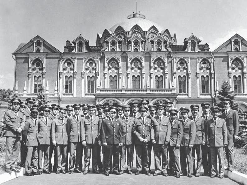 HSz 2017/5. Fórum 133 A Zsukovszkij Katonai Repülőmérnöki Akadémia 1977-ben végzett magyar és kubai hallgatói a szovjet évfolyamparancsnokkal voltak kíváncsiak.