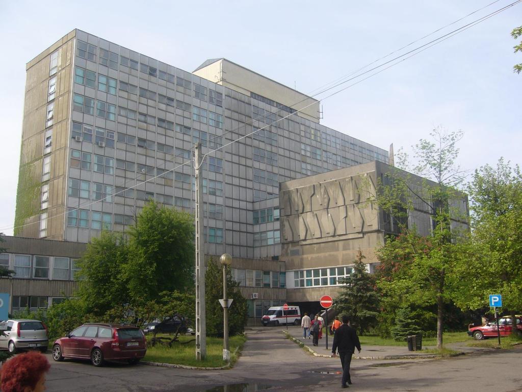 Rekonstrukció - II. ütem: 2007-2008 A 9 emeletes hotel szárny belső felújítása, gépészeti szerelő szintek kiépítése.