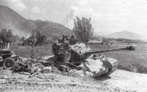 Tanulmányok 8. ábra. Egy M26 harckocsi hatol be Katol faluba, Yongsantól nyugatra, 1950. szeptember 3-án amelyek technikai problémák miatt nem tudtak megfelelően védekezni.