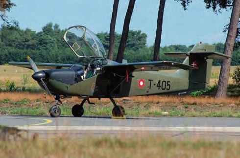 Luftwaffe és RAF pilóták segítségével légierőt is szervezett 2-2 darab B 25, B 26 bombázó és egy tucat North American Texan T 6 gyakorló repülőgépből.