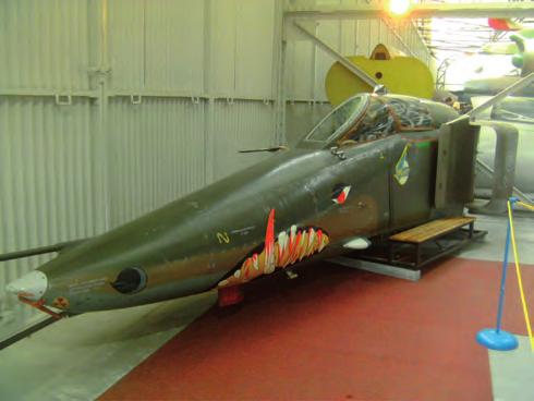 Haditechnika-történet 9. ábra. Harcias festésű MiG 23 BN orra és kabinja magyar típusok testvérei is megtalálhatóak: Il 10, Jak 11 és természetesen a gyakoribb sugárhajtású gépek.