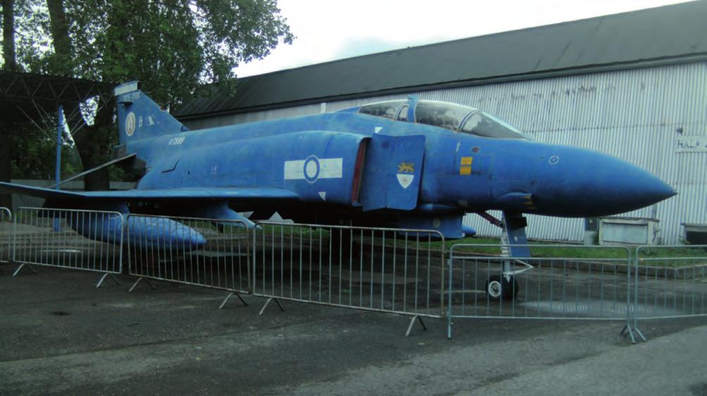 Haditechnika-történet 11. ábra. Brit jelzésű F 4 Phantom II. Megfakultan is impozáns 12. ábra. MiG 23 MF ördögi festéssel 13. ábra. Egy másik díszfestésű 23-as: egy BN csata változat táink, illetve egy zsákmányolt példányt használtak is.