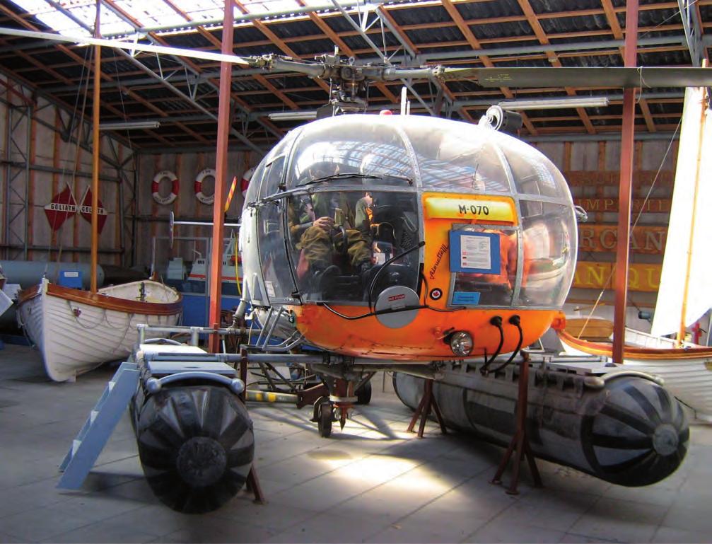 Haditechnika-történet 7. ábra. Alouette III helikopter felfújható, vízreszálló talpakkal csak lehet, berendezett életképek segítségével teszik mozgalmasabbá a kiállítást.