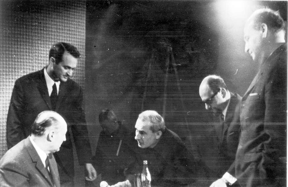 Kemény vonalas KB-titkárok: Biszku Béla (bal szélen), Pullai Árpád (középen), Szepesi György, Márványi György és Pécsi Ferenc társaságában A Hét stúdiójában 1970 októberében Ettől kezdve A Hét ott