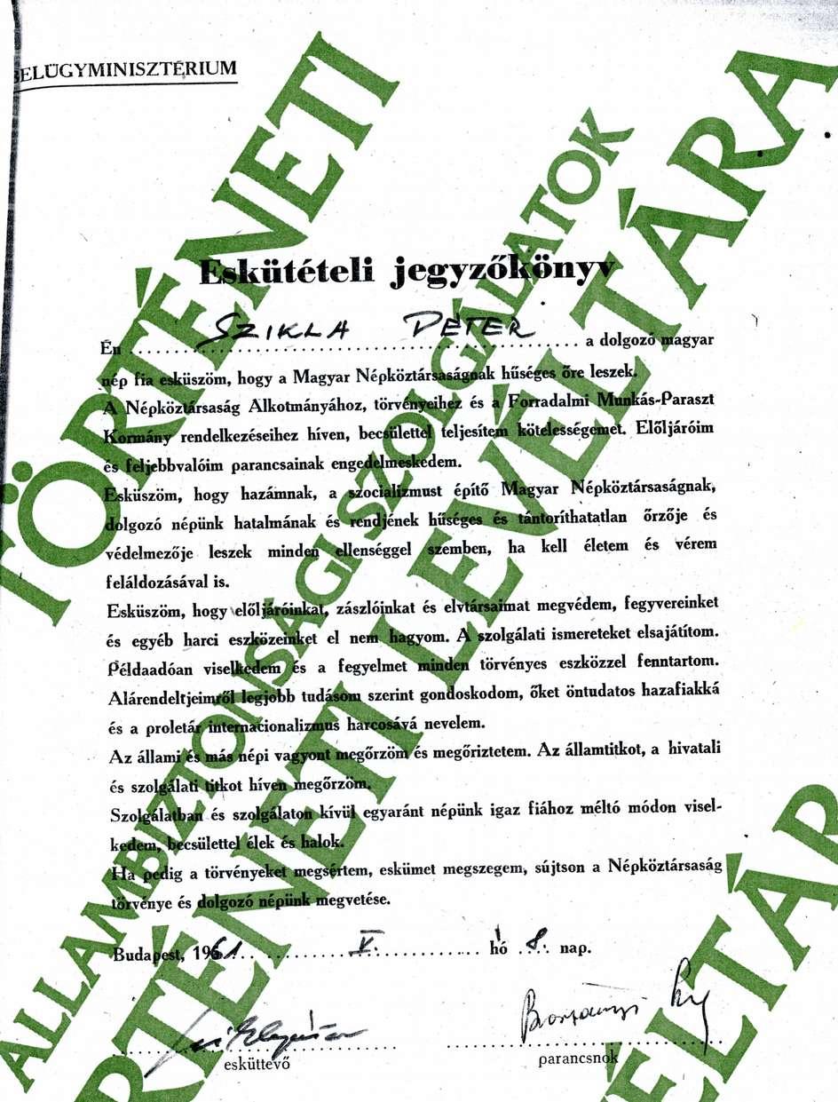 megmagyarázza. Ő maga általánosságokban bírál.