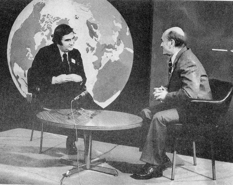 imperialista politikájával. Nem merte felhívni Salingert, úgy érezte: képtelen értelmesen megindokolni a budapesti döntést. A sajtótitkárság telefonhívásait felesége vette fel, s letagadta férjét.