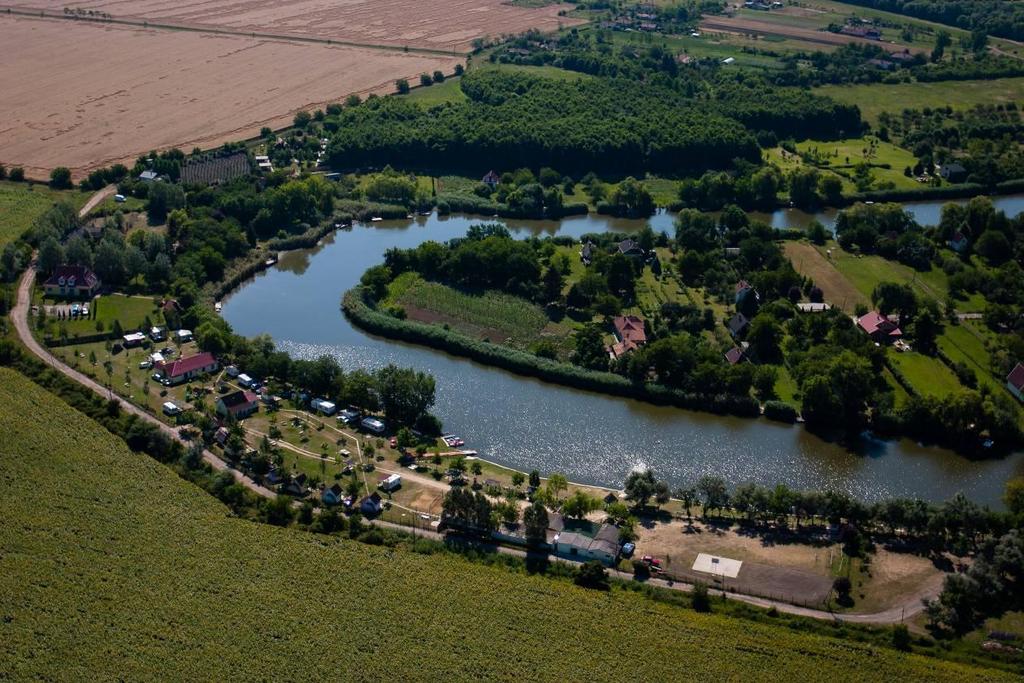 Nagylapos és Öregszőlők Nagylapos és Öregszőlő Gyomaendrőd külterületi részeken elhelyezkedő településrészei, néhány kilométerre a város szélétől.