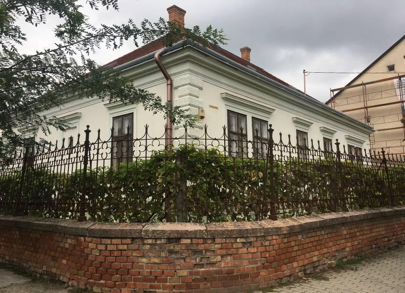 Műemlékek M-1 -Gyomai Római Katolikus templom és plébánia, KÖH törzsszám: 11160 Cím: Fő út 226.,Hrsz.: 1796, Funkciója (mai és az eredeti): Templom Cím: Mátyás Király utca 1., Hrsz.