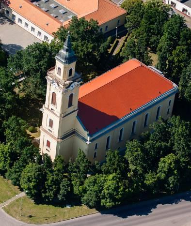 közölték az akkori egyházi és világi elöljárók nevét és adatait. Neoreneszánsz stílusban épült a templom, a főoltárkép Jézus Szíve.