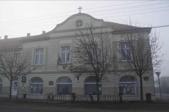 A mai tagozódása és színezése példaszerűen szakszerű. Ablakai a középső rizalitban thympanonos, míg a szélső mezőben egyenes záródásúak.