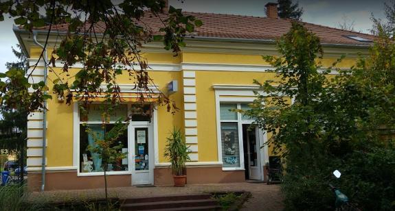 Az épület felújításakor igyekeztek az eredeti tagozódást megtartani. A tetőben található ablakok újkori eredetűek.
