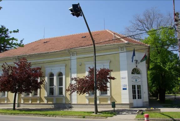 : 677/1 Kontyolt palatetős, zártsorú, volt lakóépület, melyet intézménnyé újítottak fel.