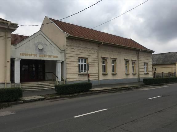 Nyílászárói szegmens ívű záródásúak. Hangsúlyos kiülésű szemöldök és könyöklő található az ablak fölött illetve alatt. A padlástérre szellőzőablakok kerültek.