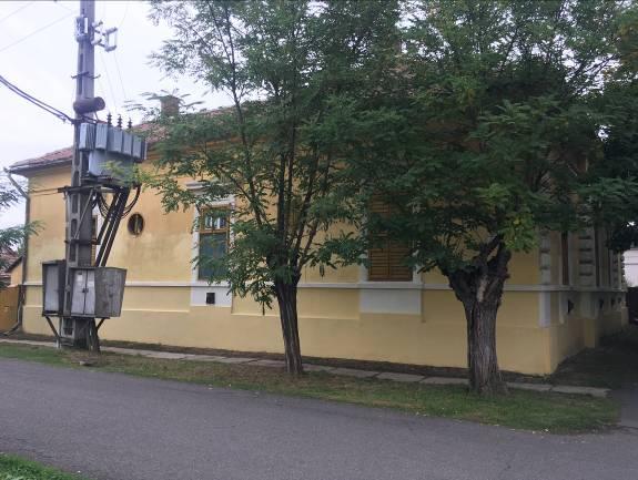Osztott széles főpárkányban padlásszellőzők találhatók. Kontyolt nyeregtetős, színes síkpalás, villaszerű lakóház, utcai homlokzatán két darab párosított ablakkal.