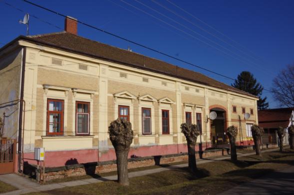 : 168 Kontyolt nyeregtetős, magas parasztpolgári tégla burkolatú lakóház, hatalmas szárazkapuval és magas padlástérrel melyeken szellőző ablakok találhatók.