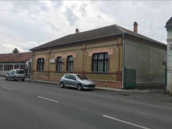 : 5009 Kontyolt nyeregtetős, négy tengelyes épület, melynek utcai homlokzata teljes egészében nyers tégla burkolatú.