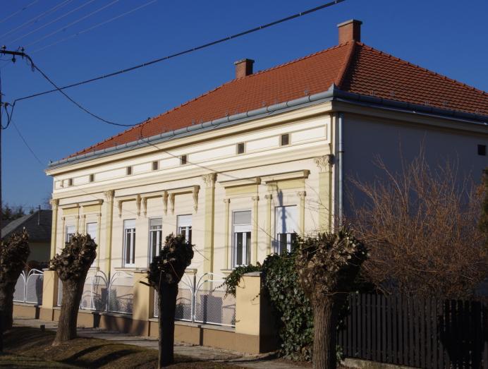 A helyi védett épületek megtartására, rehabilitációjára vonatkozó irányelvek A város szép, példamutató régebbi épületei A város ill. akkoriban a két község építészeti fejlődése a XIX. Szd.