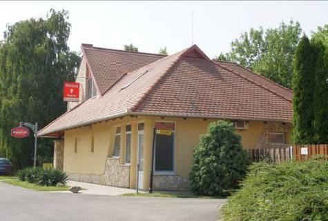 Létesültek azonban arányos tömegű, szép barátságos homlokzatú egyedi megjelenésű lakóházak és üdülők, melyeket méltán lehet követni, mert jó példát szolgáltatnak a