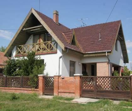 újszerű, inkább hagyományos telekosztású,