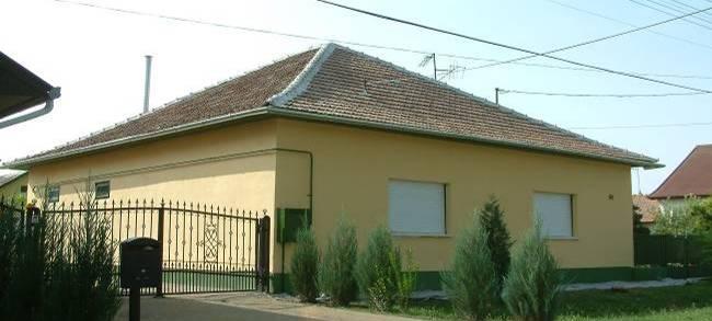 Fürdő-negyed E terület beépítése a múlt évszázad 60-as, 70-es éveiben realizálódott, így ennek megfelelően javarészben sátortetős házak épültek.