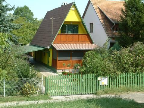 A zártkerteknek az a jellemzője, hogy a telek max. 15%-a építhető be gazdasági épülettel.