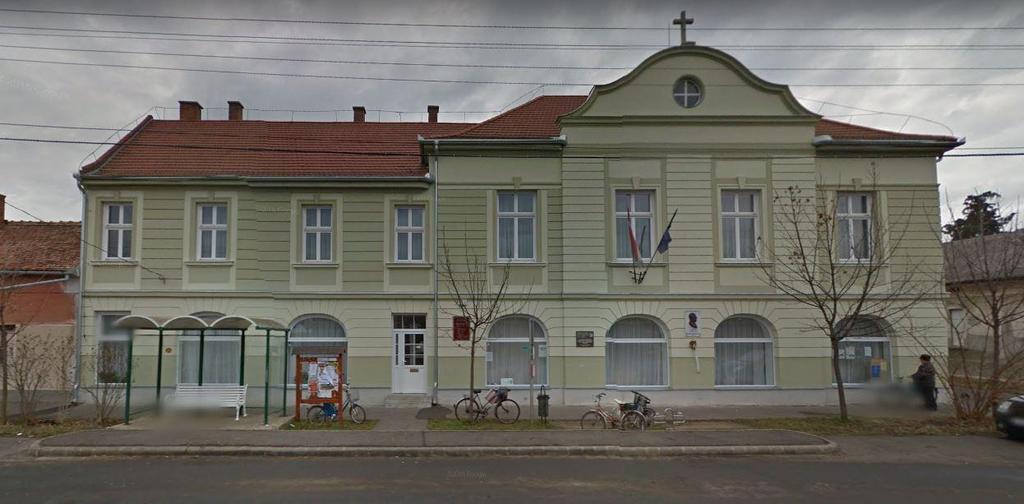 A város polgárházai és parasztházai ugyanolyan szépek, arányosak és díszítettek, mint Gyomán.