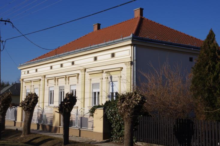 A meglévő zártsorú polgárházak szakszerű felújítása A különböző épületszerkezetek azonos színnel színezendők, hogy megmutatkozzon az ókori jellegzetesség: A párkány egyszínű világos legyen.