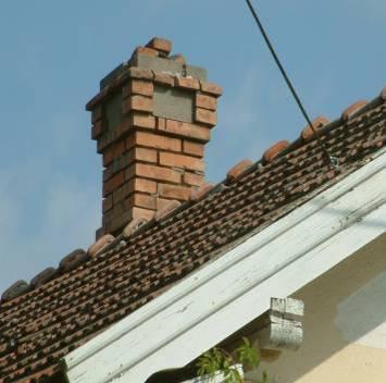 A házak lehetőleg magastetősek legyenek, hiszen a város 95-97 %-a magastetős, ehhez vagyunk szokva, ez célszerű. Lapostetős ház különleges indokkal a főépítész jóváhagyásával építhető.