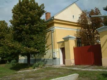 A kerítések, kapuk anyaga, formája a legváltozatosabb,