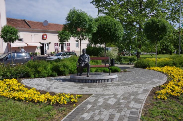 Az egy utcaszakaszon létesített több tartóoszlopsor póznaerdő kinézetét kelti.