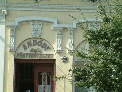Az épülettagozatokhoz illeszkedő üzletfeliratok Modern feliratok egyszerű kivilágított dobozban Közterületi