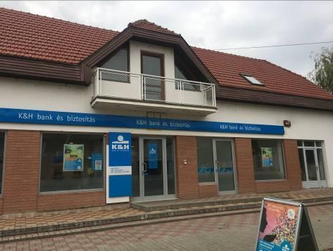 A régi hasznos sétapad a holtág partján, a most készülő partvédő mű, az egyszerű utcai trafó mind-mind