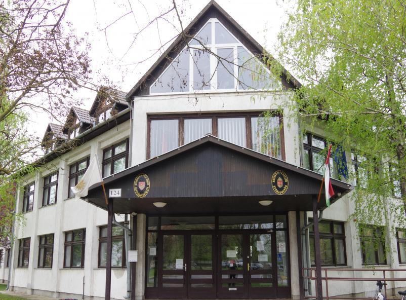 A Városházán kívül még itt található egy egyházi iskola és egy élelmiszer áruház. Ezek az épületek egymástól távol, rendszer és beépítési terv nélkül települtek.
