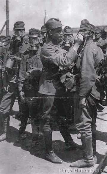 2. ábra Gázálarcpróba az I. honvéd gyalogezredben 4. Hitler találkozása a harci gázokkal A Führer 1916-ban a Somme-i csatában ellenséges támadás áldozata lett.