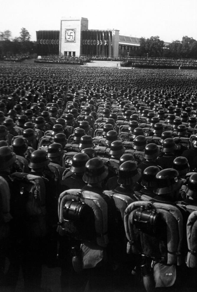 3. ábra 1935-es nürnbergi gyűlés (az antiszemita törvények bevezetése) Ezt a közgyűlést a párt egyfajta Náci propagandának használta, a képen is látható, a kolosszális építmény, amelynek a középső