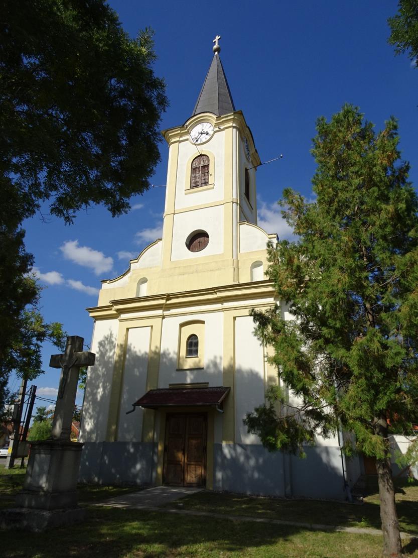 1414 MŰEMLÉKEK Tiszavárkony két országosan védett, műemlék templommal büszkélkedhet.