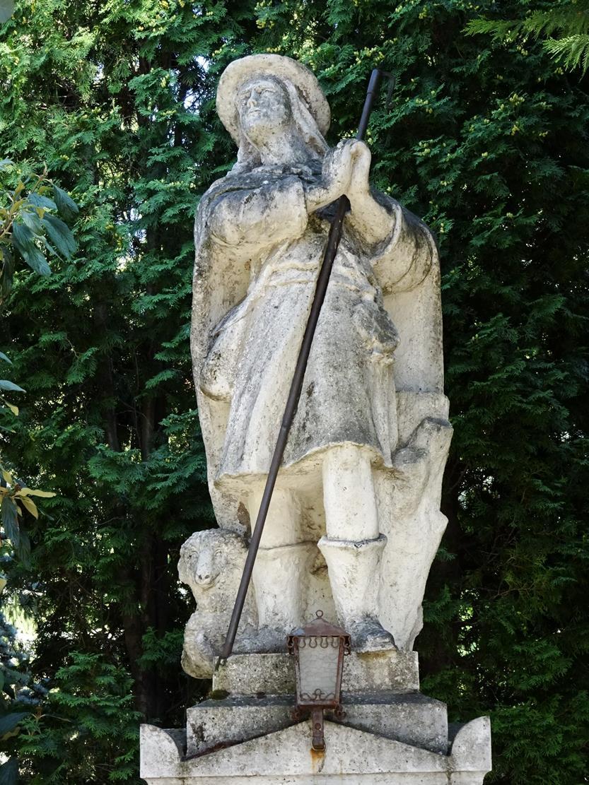 A pelei földút mellett volt az ún. tápiói Szent Vendel szobor. Csák József jászberényi kőfaragó mester készítette. 1935-ben állították.