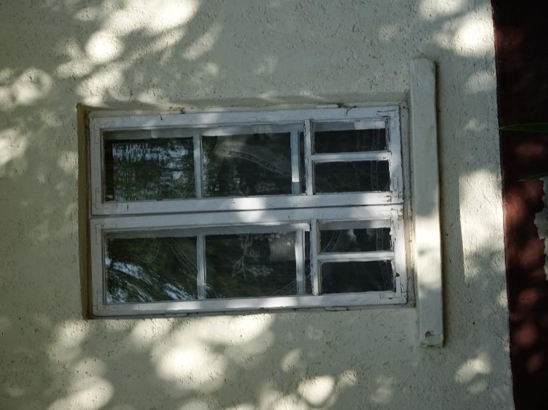 A tipikus kockaházaknál háromszárnyú ablakok voltak, melyeket az utóbbi időben fokozatosa lecserélnek, jellemzően kétszárnyú fa vagy műanyag ablakra.