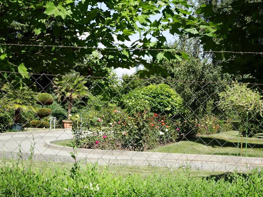 KERTEK A belterületen jellemző a kertművelés. A csak kertes családiházakból álló településen a ház elengedhetetlen tartozékai a kertek.